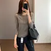 Refrescante y versátil, suave, amigable con la piel, transpirable y compacto, este T-shirt de cuello Henley presenta un sutil bordado de pájaro y un diseño ligeramente ajustado