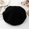 Nuevo gorro de lana de mezcla popular estilo retro francés de color liso para mujer, gorro de artista cálido de invierno al por mayor