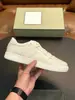 Tênis casuais masculinos de couro liso, estilo cross-border TF, cor off-white com detalhes costurados, língua felpuda e sola grossa