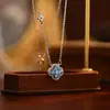 Colar e Brincos de Zircônia Azul de Alto Padrão em Forma de Trevo de Quatro Folhas para Mulheres, Frescos, Doces, Brilhantes, Corrente de Clavícula Exquisita, Versátil para o Dia a Dia