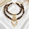 Colar de tecido com estampa de leopardo estilo hot girl europeia e americana com contas douradas e grande pingente de coração, colar de gola de camada dupla vintage para mulheres
