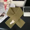 Cachecol de Tricô Estilo Coreano para Mulheres 2025 Inverno Nova Moda Versátil Cruzado Cor Pura Lã Quente Pequeno Cachecol Atacado
