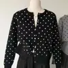 Design de moda estilo coreano poá outono 2026 cardigã de tricô gola redonda, jaqueta nova que emagrece, versátil e estilosa