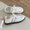 Tênis de treino estilo coreano com bolinhas para mulheres, nova coleção primavera/outono 2026, listrados, respiráveis, tênis casuais versáteis, sapatos brancos da moda