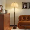 Lámpara de pie Nórdica retro vintage sala de estar sofá minimalista decorativa luz ambiental protección ocular dormitorio mesita de noche transfronterizo al por mayor