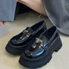Novos Moccasins Redondos com Logo Triangular para Mulheres Primavera/Verão 2025, Sapatos de Couro Slip-On com Solado Grosso Aumentador de Altura, Sapatilhas Modernas Estilo Japonês
