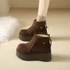 Botas curtas quentes forradas com fleece e solado grosso para mulheres, novo modelo de inverno 2026, botas que aumentam a altura para pessoas baixinhas, botas de neve de algodão antiderrapantes estilo Birkenstock