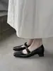 Sapatos Elegantes de Salto Bloco Francês em Pele de Cordeiro Macia para Mulheres Bico Quadrado Laço Salto Alto Sapatos Mary Jane com Fivela de Camélia Retrô