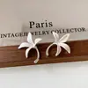 Estilo Niche Exquisito com um Toque de Luxo, Brincos de Flor de Íris Minimalistas para Mulheres, Pequenos e Simples, Targes Florais Modernos e Elegantes