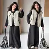 Nuevo conjunto de tres piezas estilo coreano para otoño/invierno para niñas: sudadera con capucha, chaleco y pantalones de pierna ancha, un atuendo holgado y casual para niños mayores