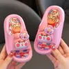 Pantuflas infantiles para niños y niñas primavera y verano 2024 caricatura 3D desodorantes antideslizantes de baño interiores pantuflas infantiles grandes y medianas