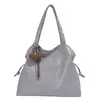 Bolsa tote casual de grande capacidade para mulheres, novo estilo 2026, bolsa de ombro simples e versátil, estilo coreano, descontraída e chique, projetada para ser carregada sob o braço