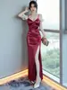 Vestido de Noche Rojo sin Tirantes con un Toque Lujoso y de Alta Gama, Corte Sirena Ajustado, Elegante y Gracioso, Adecuado para Recepciones de Boda