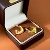 Pendientes de Tachuela Geométricos Metálicos en Forma de C Minimalistas de Estilo Europeo y Americano con Acabado de Latón Liso Versátiles