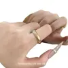 Cuando se usa el Anillo Mundial Noche Azul en las mujeres, es dulce, versátil, único, simple, de alta clase, elegante y presenta un diseño de color block de nicho.