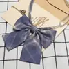 Colección de Pajaritas RayadasPajarita JK Sin Corbata Plana con Plumas Estilo Japonés Camisa de Uniforme Escolar Estilo Estudiante
