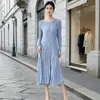 Vestido Miyake de manga larga, falda de línea A para mujer de otoño, cintura alta, adelgazante, cuello redondo, elegante, moderno, versátil, vestido de longitud media para mujer