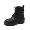 Novidades outono retrô, disponíveis agora, botas estilo Martin plus size com detalhes de fivela, botinhas estilo britânico 2026 para mulheres, saltos grossos