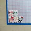 Acessórios de Resina Brilhantes do Gato Kt com Óculos Desenho Animado Enfeites DIY Presilhas de Cabelo Acessórios de Cabelo Ímãs de Geladeira Flores para Sapatos Patches Venda por Atacado