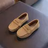 Novos Sapatos de Couro Retro Estilo Britânico para Crianças na Primavera, Mocassins Slip-On para Meninos, Sapatos Costurados para Meninos