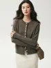 Elegante y brillante cárdigan de cachemira para mujer, con ribete de encaje, cuello redondo, mangas largas y un tejido suave y cómodo.. Una prenda exterior versátil perfecta para otoño e invierno
