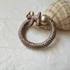 Lindo Cachorro Perla Goma para el Cabello, Scrunchie Color Café, Suave con el Cabello, Diadema Elástica para Mujer, Goma de Tela para el Cabello