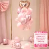 Decoración del Día de San Valentín con globos de columna flotante para eventos festivos en centros comerciales, creando una atmósfera romántica