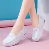 Zapatos cómodos de enfermera para mujer de verano, de suela blanda, antideslizantes, transpirables, versátiles, con amortiguación de aire, resistentes al olor, de suela plana, de suela gruesa, zapatos de un solo color