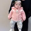 Casaco corta-vento com capuz e bordado de letra de coelho fofo para bebê e criança pequena, manga raglan doce, jaqueta infantil para atividades ao ar livre, jaqueta para passeios