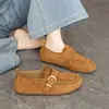 Zapatos slip-on de gamuza retro estilo Maillard, nueva colección otoño 2026, versátiles con hebilla de cinturón, punta redonda, casuales y adecuados para ir al trabajo.