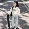 Conjunto Duas Peças Versátil Estilo College para Primavera e Outono: Moletom com Bordado de Coelho e Calça Casual Xadrez de Pernas Largas para Crianças Mais Velhas