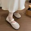 Sapatos Mary Jane de sola macia para uso externo, sapatos de rede, confortáveis, novo estilo de verão 2026, sandálias rasas respiráveis vazadas com uma única tira