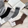Novas meias de outono e inverno de altura média para mulheres, meias empilhadas de agulha dupla estilo japonês, meias longas decorativas de algodão respiráveis, atacado do fabricante