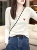 Camiseta básica simple de manga larga con cuello en V pequeño para mujer talla grande, nuevo estilo otoño 2026, camiseta base adelgazante y versátil para damas talla grande