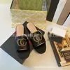 G Home 2025 Nuevo Verano Cabeza Redonda Elegantes de Moda de Una Correa con Hebilla de Caballo de Metal Chanclas Casuales Lujo Ligero para Mujer