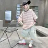 Conjunto de Verano a Rayas de Manga Corta para Niños 2026 Nuevo Estilo Coreano Ropa de Trabajo Conjunto de Dos Piezas para Niños, Holgado Casual Moderno