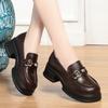 Una generación de zapatos impermeables de suela gruesa de suela blanda cabeza redonda tacón grueso británico otoño nuevo mocasines para mujer zapatos pequeños de cuero