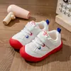 2026 Primavera Novo Estilo Sapatos Brancos para Jardim de Infância Sapatos de Lona Respiráveis para Crianças Sapatos Macios Antiderrapantes para Interior para Homens