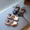 Sandalias para niña de punta cerrada verano 2025 nuevos zapatos para niños zapatos de princesa para niña pequeña suela suave casual zapatos para bebé a la moda