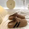Chinelos Meio Baotou Retrô para Uso Externo Feminino 2025 Verão Novo Estilo Slip-On Sem Salto Sapatos Casuais de Treino Moral