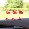 Adorno de figura de resorte para coche, decoración de coche, bandera nacional, pantalla de consola central, accesorio creativo para coche, banderín rojo pequeño