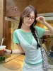 Conjunto de verano simple de tirantes con cuello en V + camiseta lisa de manga corta con etiqueta + falda a rayas de cintura elástica