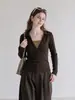 Diseño color café con sentido de la moda, cuello solapa, manga larga, prenda interior, novedad de otoño 2026, falso dos piezas, rayado, ajuste slim, camiseta base superior
