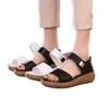Sandalias planas de moda transfronterizas para comercio exterior para mujer, nuevos zapatos casuales versátiles estilo coreano de verano para mamá, zapatos de suela gruesa antideslizantes