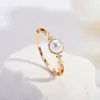 Anillo de Luz de Zirconia Incrustada en Oro Real Chapado en Cobre Transfronterizo Europeo y Americano Lujo Ligero Sensación de Alta Gama Anillo para el Dedo Joyería de Mano Versátil Fabricante Venta al por Mayor en Stock