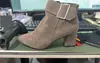 Outono e Inverno Novos Botas Curtas de Salto Alto Grosso com Fivela de Cinto Bico Fino Estilo Coreano Botas Martin de Camurça Femininas Sapatos Femininos