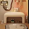 Se puede colocar un banco en la entrada del vestíbulo, sirviendo como banco para cambiarse los zapatos, un banco largo, un banco al pie de la cama, o un banco acolchado suave para el vestidor o el probador, proporcionando un lugar para descansar.