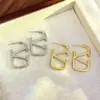 Pendientes Metálicos Geométricos Simples de Aguja de Plata Europeos y Americanos Diseño de Nicho Sensación de Temperamento Pendientes de Botón con Letra Lujo Ligero Pendientes de Gama Alta