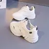Bestseller Douyin Sapatos Femininos Sola Grossa Aumenta Altura Confortáveis Sapatos Pai Moda Versátil Para Ir ao Trabalho Casual Esportes Sapatos Brancos 8863