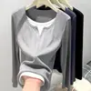 Camiseta feminina preta de manga longa, gola V, ombro normal, com visual de duas peças, adequada para primavera e outono, modelagem justa e valoriza a silhueta, uma blusa de malha chic para usar por baixo.